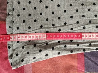 Camiseta gris con lunares negros