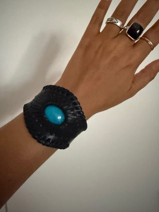 Pulsera Cuero Artesanal Howlita turquesa