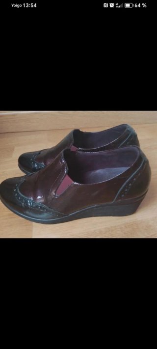 Zapatos granates y bolso a juego