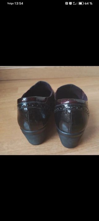 Zapatos granates y bolso a juego
