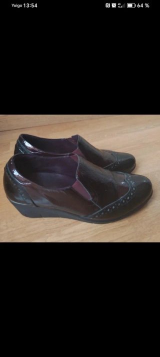 Zapatos granates y bolso a juego