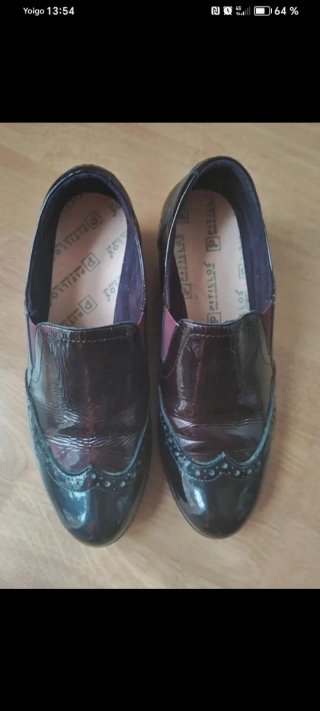 Zapatos granates y bolso a juego
