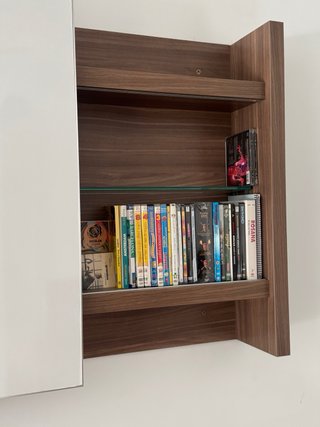 Estantería de pared con espejo