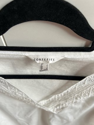 Camiseta blanca con detalle escote
