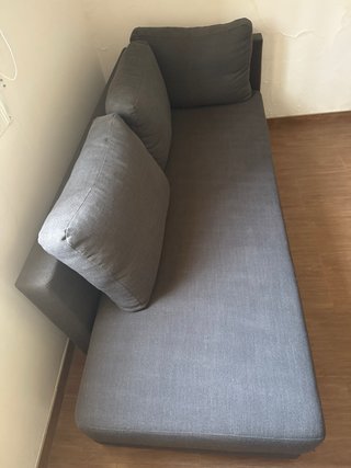 Sofá cama gris de tela