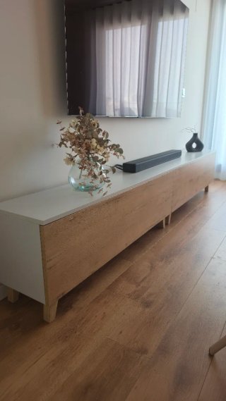 Mueble TV y aparador madera, color roble y blanco.