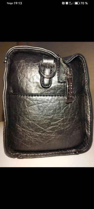 Bolso negro con tachuelas