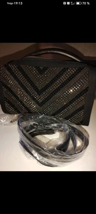 Bolso negro con tachuelas
