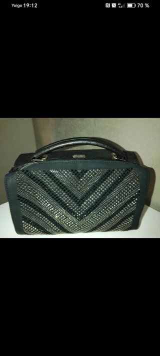Bolso negro con tachuelas