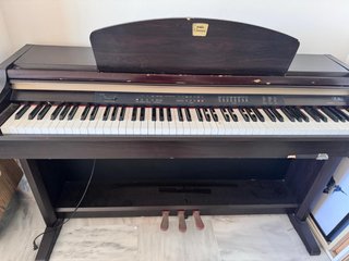 Piano Digital Yamaha Clavinova y banqueta