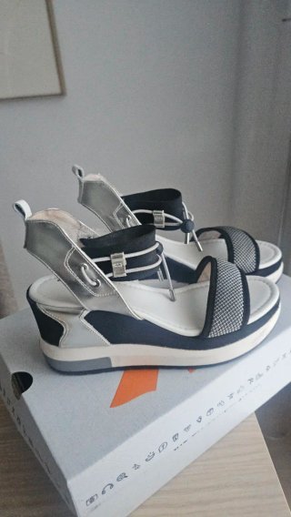 Sandalias cuña negras y blancas