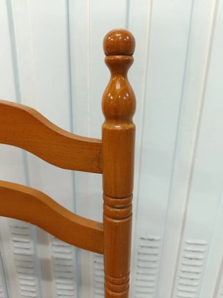 Silla antigua de madera con asiento de yute