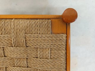 Silla antigua de madera con asiento de yute