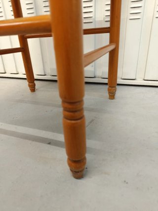Silla antigua de madera con asiento de yute