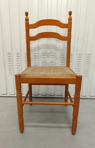 Silla antigua de madera con asiento de yute