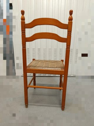 Silla antigua de madera con asiento de yute