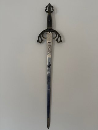 Espada y soporte de pared