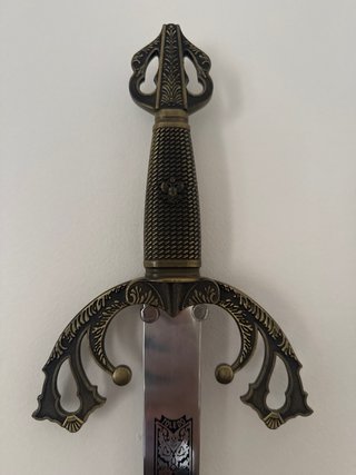 Espada y soporte de pared