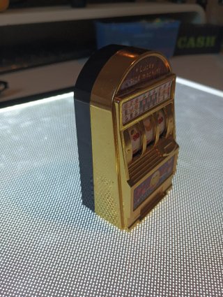 Máquina tragaperras de juguete dorada
