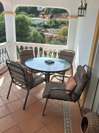 Mesa 120 cm cristal y 4 sillas terraza con cojines