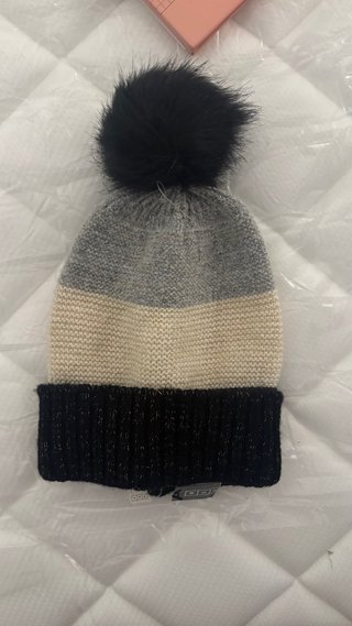 Gorro con pompón negro y gris