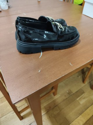 Zapatos negros charol con cadena dorada