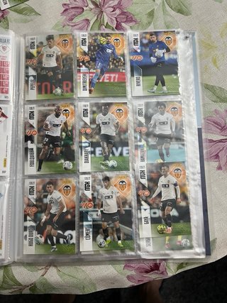Álbum Megacracks LaLiga 2020-27 con 250 cartas