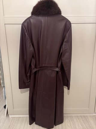 Gabardina de piel granate con cuello de pelo