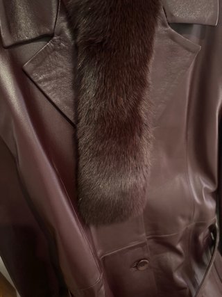 Gabardina de piel granate con cuello de pelo