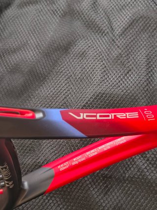 A ESTRENAR Yonex Vcore Pro 100+ L2 versión XL 70cm