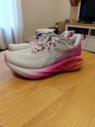 ASICS NOVABLAST 5 gris/rosa talla 39.5
