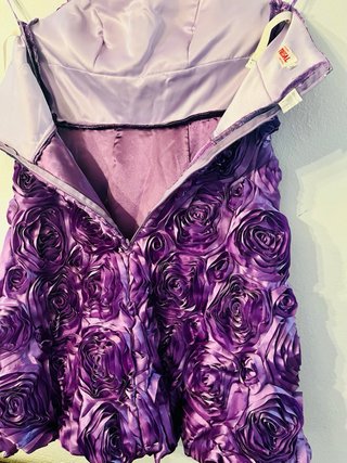 Vestido morado con relieve floral