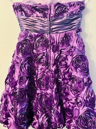 Vestido morado con relieve floral