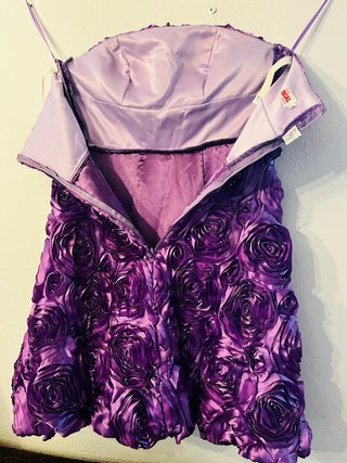 Vestido morado con relieve floral
