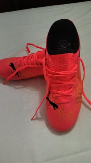 Botas de fútbol niño Puma Naranja/Rosa.
