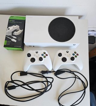 XBOX SERIES S 512 GB + 2 MANDOS y 1 BATERÍA