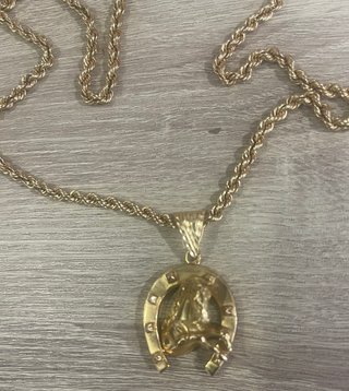 Cadena y colgante de oro Herradura Jesús