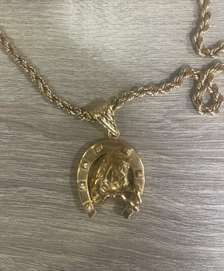 Cadena y colgante de oro Herradura Jesús