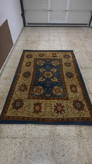 Alfombra beige y azul con diseño floral