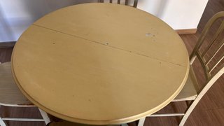 Mesa redonda de madera y 4 sillas