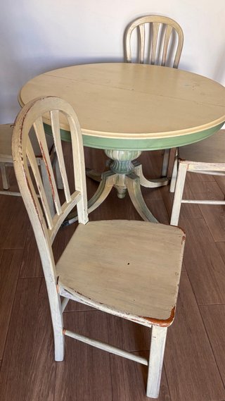 Mesa redonda de madera y 4 sillas