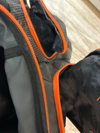 Mochila Basic Negra y Naranja Usada