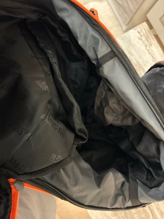 Mochila Basic Negra y Naranja Usada