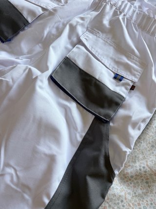 Mono de trabajo Stenso blanco y gris