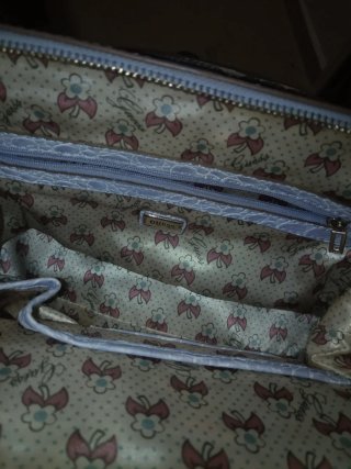 Bolso Guess Piel Cocodrilo Lavanda