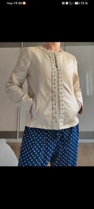 Cazadora beige con perlas