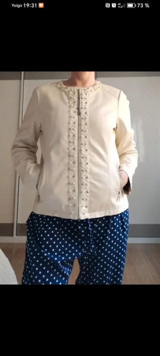 Cazadora beige con perlas