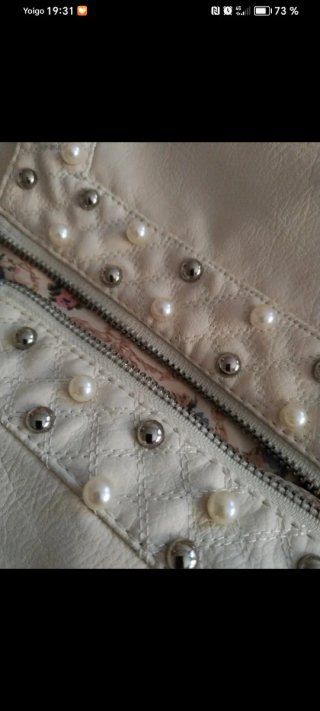 Cazadora beige con perlas