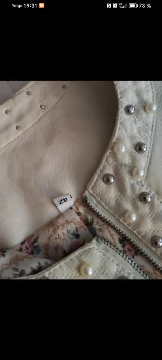 Cazadora beige con perlas