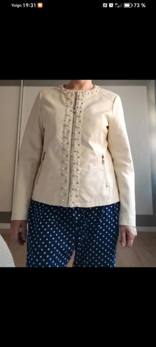 Cazadora beige con perlas